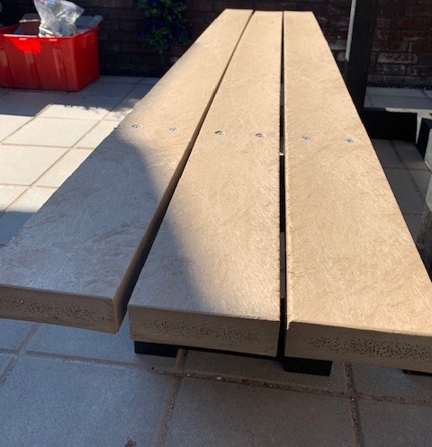 Kunststof Picknicktafel London 30 Detailfoto van de degelijke grafittiproof zitplanken in de kleur sand-beige.